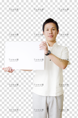 白いパネルを持った男性医療スタッフ・切り抜き画像