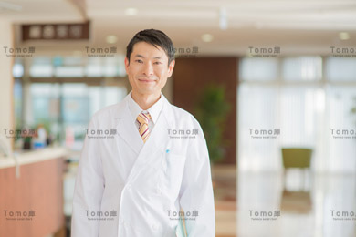 病院内に立つ男性医師の画像
