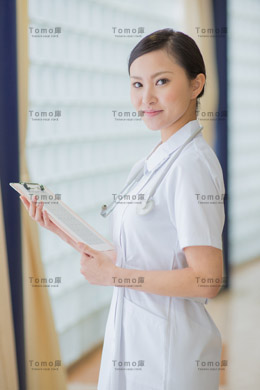 病院内に立つ女性看護師（ナース）の画像