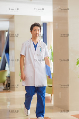 病院内を歩く男性医師の画像