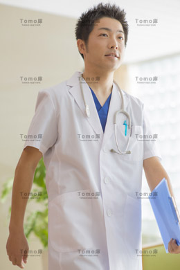 病院内を歩く男性医師の画像