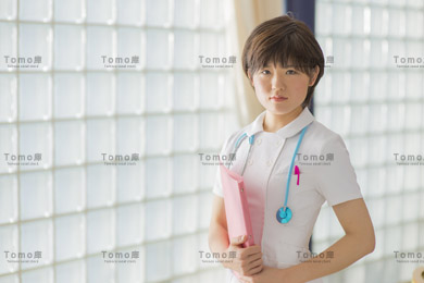 病院内に立つ女性看護師（ナース）の画像