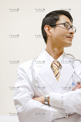 腕を組んだ男性医師の画像