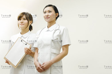病院内に立つ女性看護師（ナース）2名の画像
