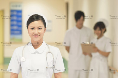 病院内に立つ女性看護師（ナース）と医療スタッフの画像