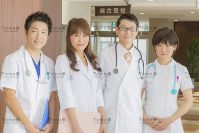 病院内に立ち微笑む医師と看護師（ナース）の画像