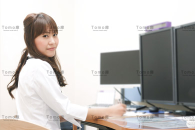 診察室でパソコンの前に座る女性医師の画像