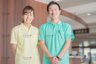 笑顔の男性介護福祉士と女性介護福祉士の画像