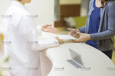 薬の受け渡しをする患者と薬剤師の手元の画像
