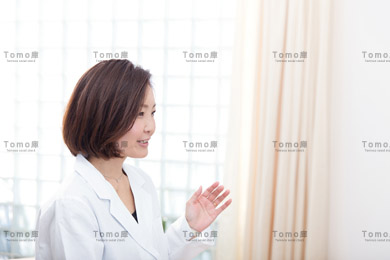 笑顔で話す女性医師の画像