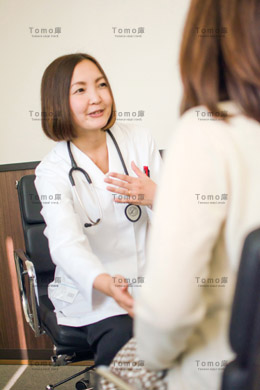 女性患者を診察する女性医師の画像