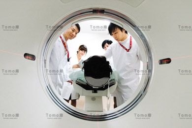 CT検査を受ける患者と医療スタッフの画像