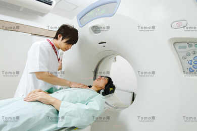 CT検査を受ける患者と医療スタッフの画像