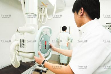 レントゲン検査機器を操作する診療放射線技師の画像