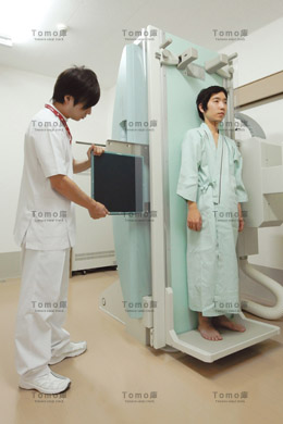 男性診療放射線技師と男性患者の画像