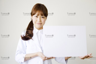 白いパネルを持った女性医師の画像
